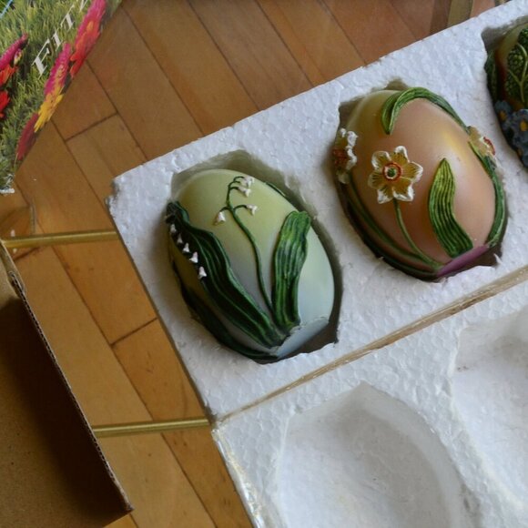 Fitz & Floyd Elegant Eggs Set of 3 Candles - Picture 7 of 8